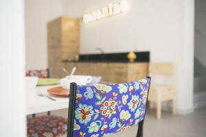 krzesło z kwiatową poduszką siedzącą w kuchni w obiekcie B&B Casa Ninè w mieście Gioia del Colle
