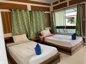 Katil atau katil-katil dalam bilik di Phi Phi Twin Palms Bungalow