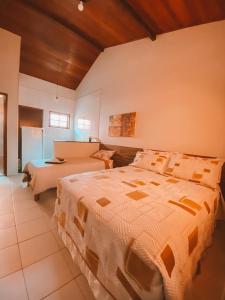 1 dormitorio con 1 cama grande en una habitación en Pousada Caminho do Mar, en Cabo Frío