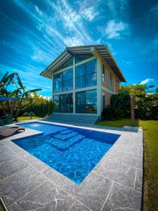 una casa con piscina frente a una casa en Ecoparadise Hotel, en Pereira