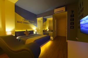 a hotel room with two beds and a flat screen tv at Chiic House 3 - Khách sạn tình yêu in Danang