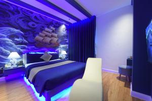 Fioletowa sypialnia z łóżkiem i fioletową ścianą w obiekcie Chiic House 3 - Khách sạn tình yêu w mieście Da Nang