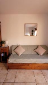 Cama en habitación con espejo en la pared en Joli nid de ski à La Salle-les-Alpes, en La Salle-les-Alpes