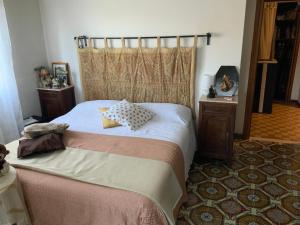 una camera con un grande letto di Casa indipendente casa costa a Costa Pallavieino