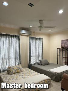 Postel nebo postele na pokoji v ubytování Landed Corner-Lot Townhouse Homestay GG Greenwood Gombak