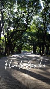 eine von Bäumen gesäumte Straße mit Bäumen in einem Park in der Unterkunft Florida Garden 624 in Buenos Aires