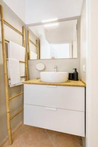 bagno con lavandino e specchio di Brand new large studio with parking - Opera studio a Milano