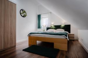 1 dormitorio con 1 cama con mesa de madera en Apartament Dąbrówka w Winiarni, en Dąbrówka Szczepanowska