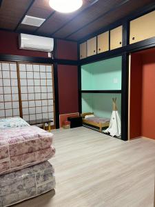 a room with two beds and a mirror at ゲストハウスみんちゅう 