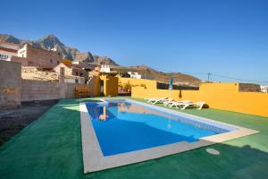 a pool on the roof of a house at Villa Paraiso Aldeano 1+2 in La Aldea de San Nicolas