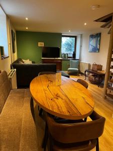 salon z drewnianym stołem i kanapą w obiekcie Holiday Homes Gillishof w mieście Simpelveld