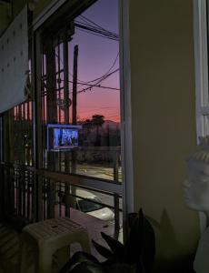een kamer met een raam met uitzicht op de zonsondergang bij Inmuebles Elías in La Cieneguita