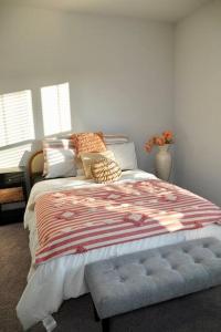 Een bed of bedden in een kamer bij Modern Gainesville Getaway