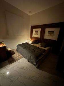 um quarto com uma cama grande num quarto em شقة فاخرة للايجار اليومي em Al-Kharj