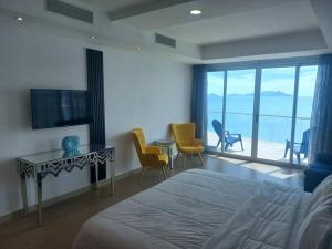 1 dormitorio con cama y vistas al océano en Apartment in the Causeway Amador en Panamá
