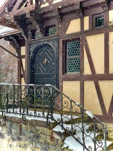 uma porta do lado de um edifício com neve em Vila Șipot - Casa Arhitecților em Sinaia