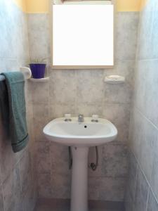 アルミネにあるCabaña Río Pulmaríのバスルーム(白い洗面台、鏡付)