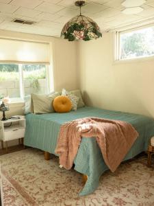 - une chambre avec un lit et une couette verte dans l'établissement The Shabby Sheek, à Bozeman