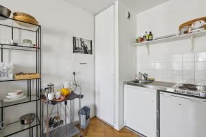uma pequena cozinha com um lavatório e um balcão em Studio 25m indépendant Tour Eiffel em Paris