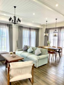 uma sala de estar com um sofá e uma mesa em Seamoni Seaview Villa 01 - Novaworld Phan Thiết em Phan Thiet