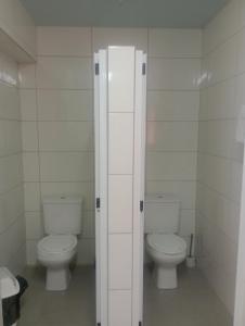 łazienka z 2 toaletami w pokoju w obiekcie Agencia e Pousada - Capitolio - MG w mieście Capitólio