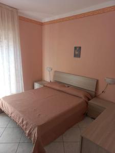 um quarto com uma cama e uma janela em La casa vacanza di Jano em Francavilla di Sicilia