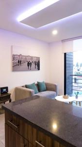 a living room with a couch and a table at ¡Fabuloso departamento céntrico y sanitizado! in Momoxpan