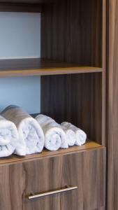 Un mucchio di asciugamani arrotolati su uno scaffale di ¡Fabuloso departamento céntrico y sanitizado! a Momoxpan