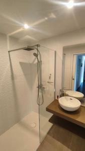 ein Badezimmer mit Glasdusche und Waschbecken in der Unterkunft Maison/Appart de standing vue mer in Guidel + 14 Fotos