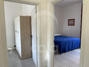 a bedroom with a bed and a closet and a door at Villa Nah - Spiaggia a 250m in Torre Lapillo