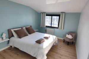 ein Schlafzimmer mit einem Bett mit zwei Kissen darauf in der Unterkunft Maison/Appart de standing vue mer in Guidel