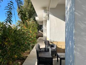 a patio with chairs and plants on a building at Villa Nah - Spiaggia a 250m in Torre Lapillo