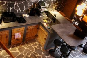 Кухня или мини-кухня в Katskhi Cottage, Your Cozy Stay
