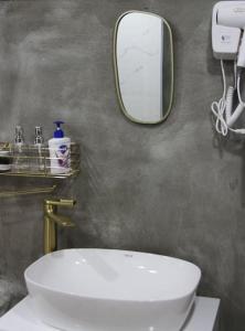 uma casa de banho com um WC branco e um espelho. em Katskhi Cottage, Your Cozy Stay em Katsʼkhi