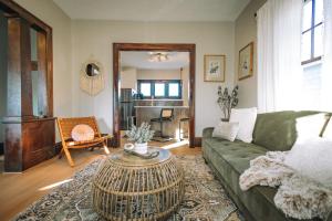 Posezení v ubytování The Craftsman House - 3 min to DT & Falls Park + 22 fotografií