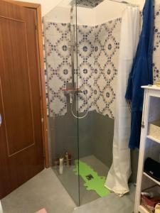 una doccia con porta in vetro in bagno di Casa indipendente casa costa a Costa Pallavieino