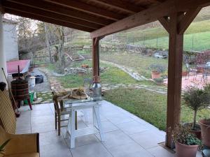 patio con tavolo e vista su un cortile di Casa indipendente casa costa a Costa Pallavieino