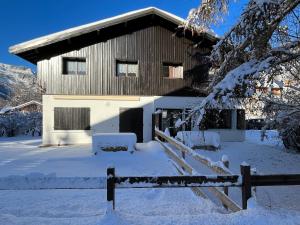 a house with a fence in the snow at CHALET DE CHARME LE GOLEON - 3 Chambres - VALLOIRE CENTRE in Valloire