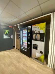 una máquina expendedora en una habitación con refrescos en B&B HOTEL Colmar Lumière, en Colmar