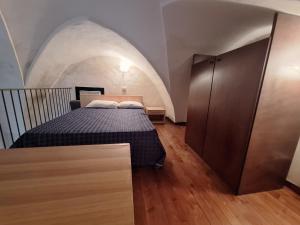 sypialnia z łóżkiem w pokoju z sufitem w obiekcie Appartamento Porto Cesareo w mieście Porto Cesareo