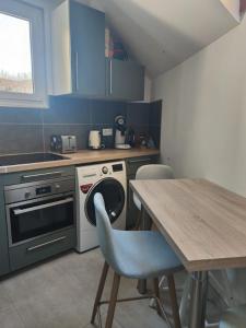 Een keuken of kitchenette bij Cosy, central et convivial