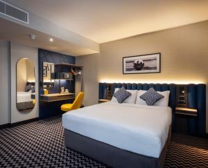 una camera d'albergo con un letto e un bagno di Academy Plaza Hotel a Dublino