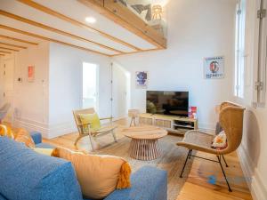 - un salon avec un canapé bleu et une table dans l'établissement Porto Cedofeita Art & Design Loft, à Porto
