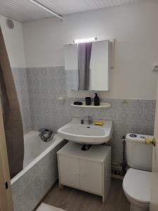 昂古萊姆的住宿－Chambre dans meublé tout équipé，白色的浴室设有水槽和卫生间。