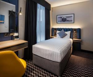 una camera d'albergo con letto e scrivania di Academy Plaza Hotel a Dublino