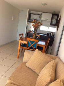 DEPARTAMENTO CON VISTA AL MAR في لا سيرينا: غرفة معيشة بها أريكة وطاولة