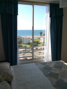 DEPARTAMENTO CON VISTA AL MAR في لا سيرينا: غرفة نوم بها نافذة مطلة على المحيط