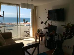DEPARTAMENTO CON VISTA AL MAR في لا سيرينا: غرفة معيشة مع تلفزيون وإطلالة على المحيط