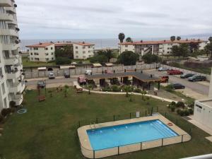 DEPARTAMENTO CON VISTA AL MAR في لا سيرينا: اطلالة علوية على مسبح في مدينة