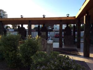 DEPARTAMENTO CON VISTA AL MAR في لا سيرينا: مبنى بجناح في موقف سيارات